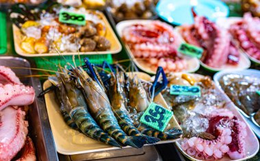 Tayland 'da Ao Nang Şehir Marketinde deniz ürünleri satılıyor..