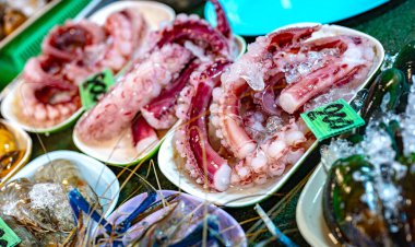 Tayland 'da Ao Nang Şehir Marketinde deniz ürünleri satılıyor..