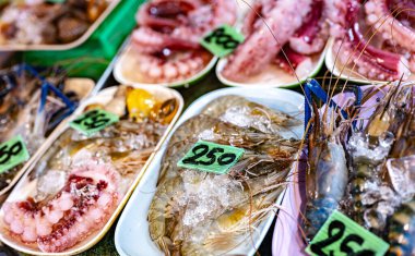 Tayland 'da Ao Nang Şehir Marketinde deniz ürünleri satılıyor..