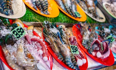 Tayland 'da Ao Nang Şehir Marketinde deniz ürünleri satılıyor..