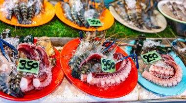 Tayland 'da Ao Nang Şehir Marketinde deniz ürünleri satılıyor..