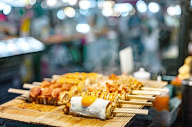 Ao Nang Şehir Marketi 'nde sokak yemekleri satılıyor. Tayland' da..