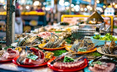Ao Nang Şehir Marketi 'nde sokak yemekleri satılıyor. Tayland' da..