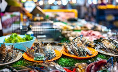 Ao Nang Şehir Marketi 'nde sokak yemekleri satılıyor. Tayland' da..