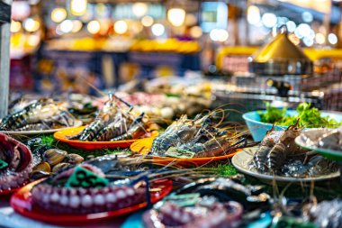 Ao Nang Şehir Marketi 'nde sokak yemekleri satılıyor. Tayland' da..