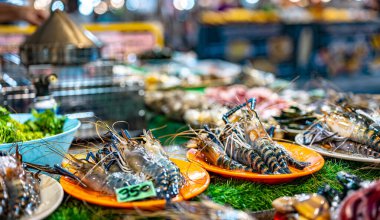Ao Nang Şehir Marketi 'nde sokak yemekleri satılıyor. Tayland' da..