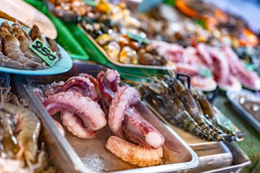 Tayland 'da Ao Nang Şehir Marketinde deniz ürünleri satılıyor..