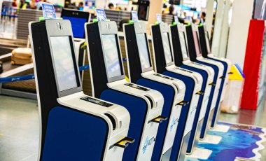 PHUKET, THAILAND - 26 Mayıs 2025: Phuket Uluslararası Havalimanı 'ndaki kendi kendine giriş makineleri