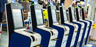 PHUKET, THAILAND - 26 Mayıs 2025: Phuket Uluslararası Havalimanı 'ndaki kendi kendine giriş makineleri