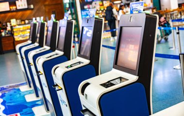 PHUKET, THAILAND - 26 Mayıs 2025: Phuket Uluslararası Havalimanı 'ndaki kendi kendine giriş makineleri