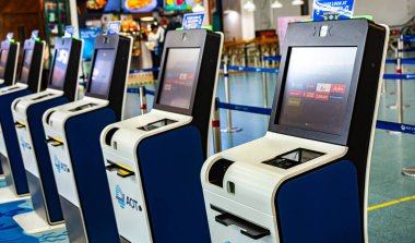 PHUKET, THAILAND - 26 Mayıs 2025: Phuket Uluslararası Havalimanı 'ndaki kendi kendine giriş makineleri