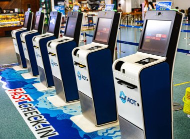 PHUKET, THAILAND - 26 Mayıs 2025: Phuket Uluslararası Havalimanı 'ndaki kendi kendine giriş makineleri