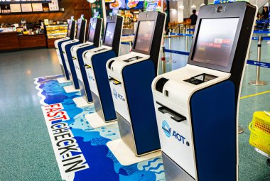 PHUKET, THAILAND - 26 Mayıs 2025: Phuket Uluslararası Havalimanı 'ndaki kendi kendine giriş makineleri