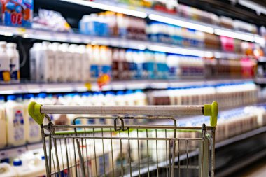 Süpermarketin rafında bir alışveriş arabası.