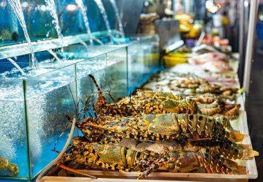 Patong, Phuket, Tayland 'daki Bangla Gece Pazarı' nda ıstakoz satılıyor..