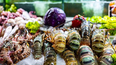 Patong, Phuket, Tayland 'daki Bangla Gece Pazarı' nda ıstakoz satılıyor..
