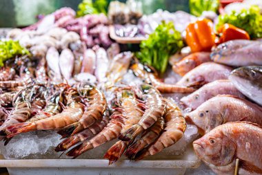 Patong, Phuket, Tayland 'daki Bangla Gece Pazarı' nda deniz ürünleri satılıyor..