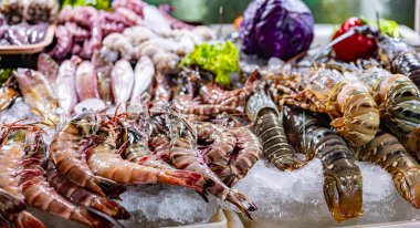 Patong, Phuket, Tayland 'daki Bangla Gece Pazarı' nda deniz ürünleri satılıyor..