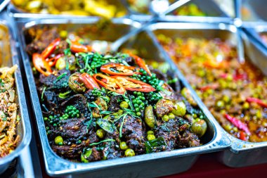 Tayland sokak yemekleri Patong, Phuket, Tayland 'daki Banzaan Fresh Market' te satılıyor.