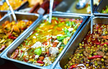 Tayland sokak yemekleri Patong, Phuket, Tayland 'daki Banzaan Fresh Market' te satılıyor.