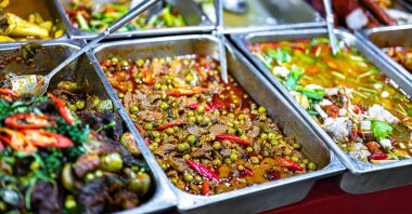 Tayland sokak yemekleri Patong, Phuket, Tayland 'daki Banzaan Fresh Market' te satılıyor.