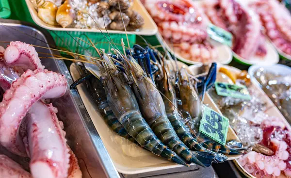 Tayland 'da Ao Nang Şehir Marketinde deniz ürünleri satılıyor..