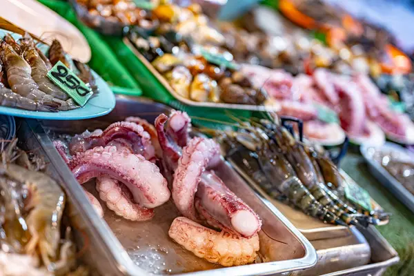 Tayland 'da Ao Nang Şehir Marketinde deniz ürünleri satılıyor..