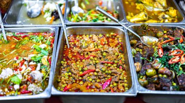 Tayland sokak yemekleri Patong, Phuket, Tayland 'daki Banzaan Fresh Market' te satılıyor.