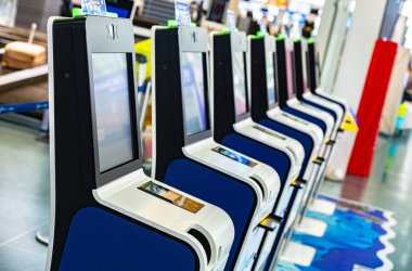 PHUKET, THAILAND - 26 Mayıs 2025: Phuket Uluslararası Havalimanı 'ndaki kendi kendine giriş makineleri