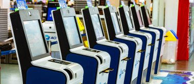 PHUKET, THAILAND - 26 Mayıs 2025: Phuket Uluslararası Havalimanı 'ndaki kendi kendine giriş makineleri