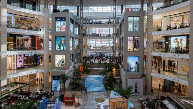 KUALA LUMPUR, MALAYSIA - 27 Mayıs 2025: Pavilion Kuala Lumpur alışveriş merkezi