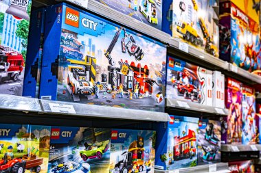 KUALA LUMPUR, MALAYSIA - 28 Mayıs 2025: Mağaza raflarında sergilenen Lego inşaat oyuncakları.