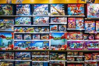 KUALA LUMPUR, MALAYSIA - 28 Mayıs 2025: Mağaza raflarında sergilenen Lego inşaat oyuncakları.