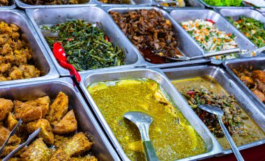 Malezya, Kuala Lumpur 'un Bukit Bintang ilçesindeki Jalan Alor pazarında sokak yemekleri satılıyor.