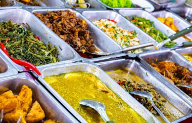 Malezya, Kuala Lumpur 'un Bukit Bintang ilçesindeki Jalan Alor pazarında sokak yemekleri satılıyor.