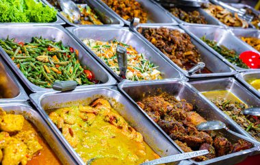 Malezya, Kuala Lumpur 'un Bukit Bintang ilçesindeki Jalan Alor pazarında sokak yemekleri satılıyor.