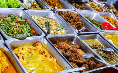 Malezya, Kuala Lumpur 'un Bukit Bintang ilçesindeki Jalan Alor pazarında sokak yemekleri satılıyor.