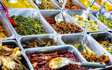 Malezya, Kuala Lumpur 'un Bukit Bintang ilçesindeki Jalan Alor pazarında sokak yemekleri satılıyor.