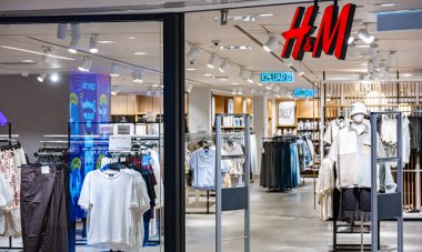 KUALA LUMPUR, MALAYSIA - 29 Mayıs 2025: Malezya alışveriş merkezindeki H & M mağazasının ön girişi.