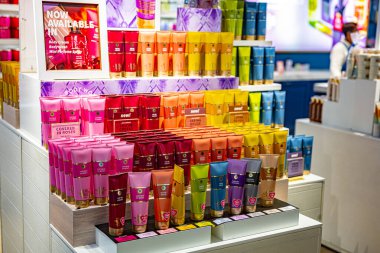 KUALA LUMPUR, MALAYSIA - 27 Mayıs 2025: Malezya 'daki Bath and Body Works mağazasının içi.