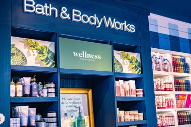 KUALA LUMPUR, MALAYSIA - 27 Mayıs 2025: Malezya 'daki Bath and Body Works mağazasının içi.