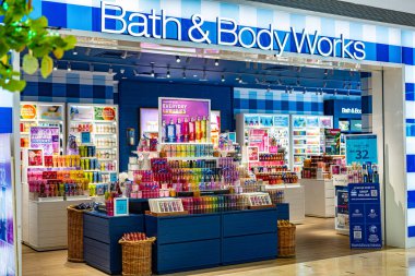 KUALA LUMPUR, MALAYSIA - 27 Mayıs 2025: Malezya 'daki Bath and Body Works mağazasının içi.