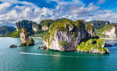 Ao Nang, Krabi, Tayland yakınlarındaki Pai Plong Sahili 'nin havadan görüntüsü..
