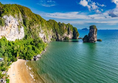 Ao Nang, Krabi, Tayland yakınlarındaki Pai Plong Sahili 'nin havadan görüntüsü..