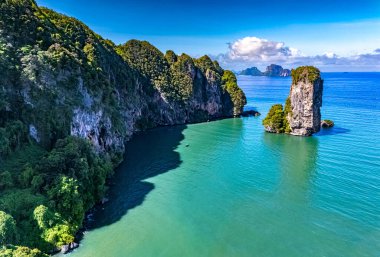 Ao Nang, Krabi, Tayland yakınlarındaki Pai Plong Sahili 'nin havadan görüntüsü..