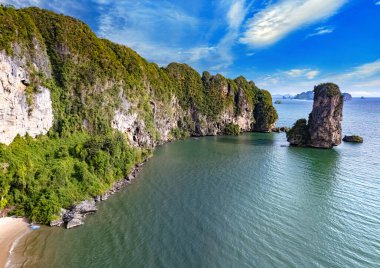 Ao Nang, Krabi, Tayland yakınlarındaki Pai Plong Sahili 'nin havadan görüntüsü..