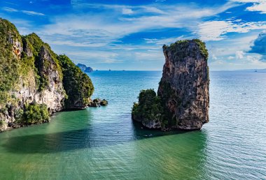Ao Nang, Krabi, Tayland yakınlarındaki Pai Plong Sahili 'nin havadan görüntüsü..