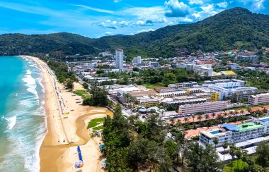 Tayland, Phuket Adası 'ndaki Patong yakınlarındaki Karon Sahili' nin havadan görüntüsü..