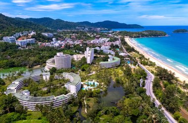 Tayland, Phuket Adası 'ndaki Patong yakınlarındaki Karon Sahili' nin havadan görüntüsü..