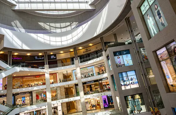 KUALA LUMPUR, MALAYSIA - 27 Mayıs 2025: Pavilion Kuala Lumpur alışveriş merkezi